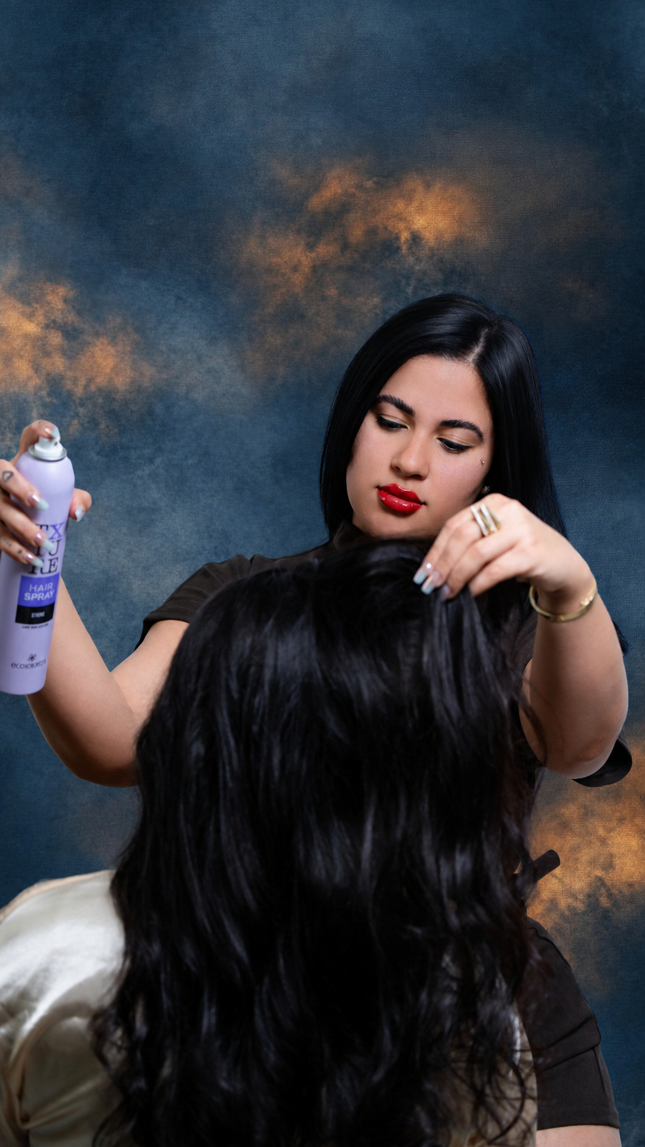 Especialista trabajando extensiones de cabello